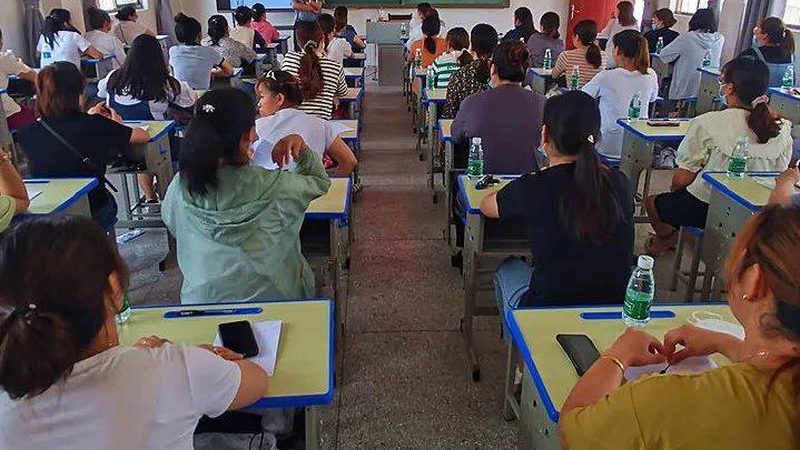 注册消防工程师培训的收费标准通常由以下几个部分构成：